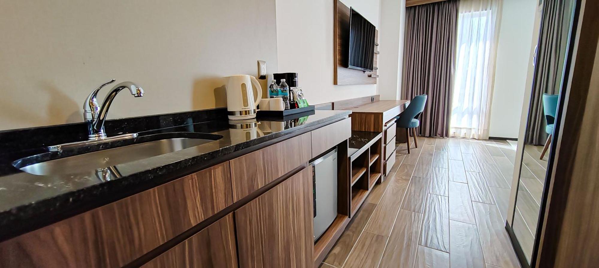 Fujitaya Queretaro Hotel Jurica Exterior photo A kitchenette in a hotel room