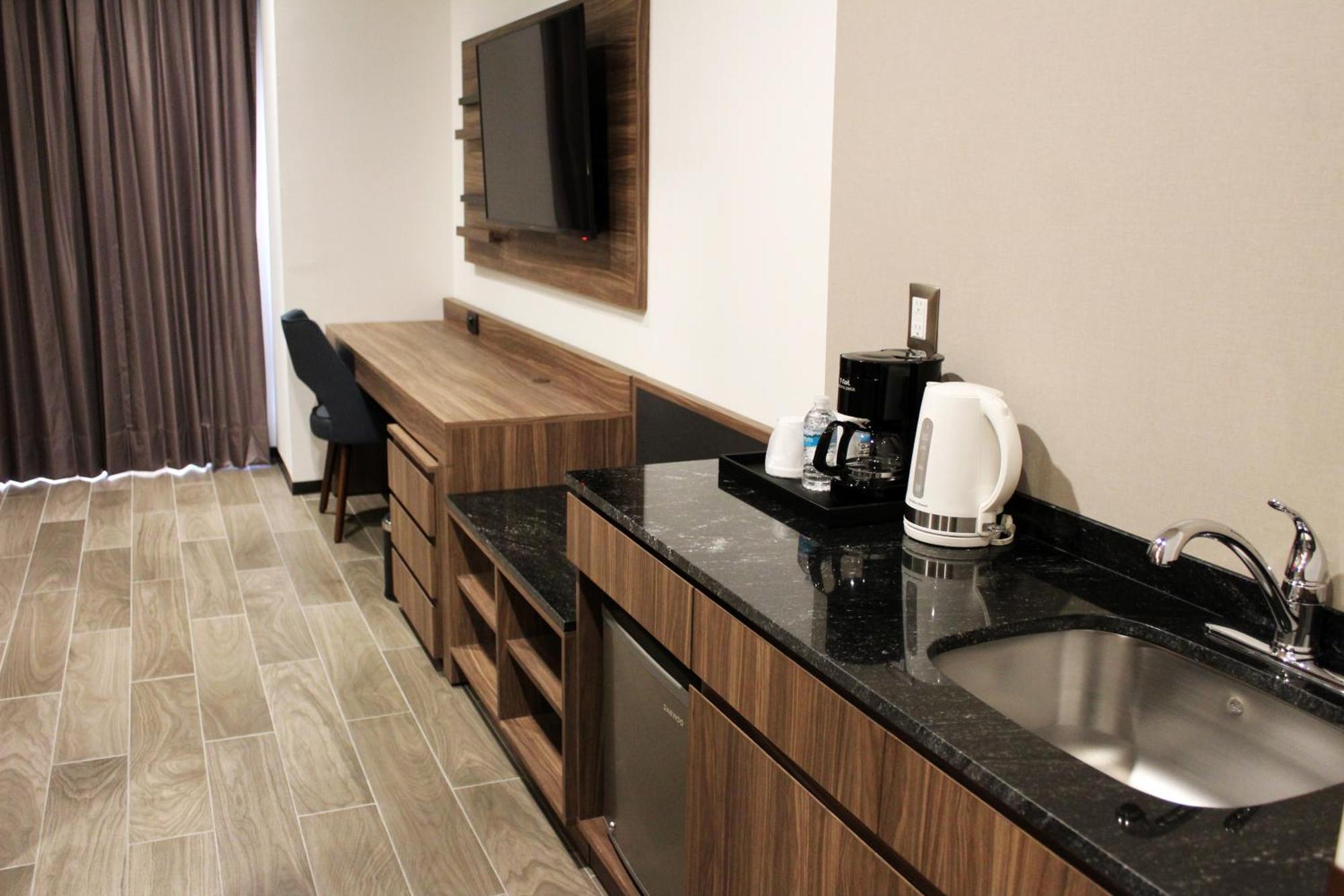 Fujitaya Queretaro Hotel Jurica Room photo A kitchenette in a hotel room
