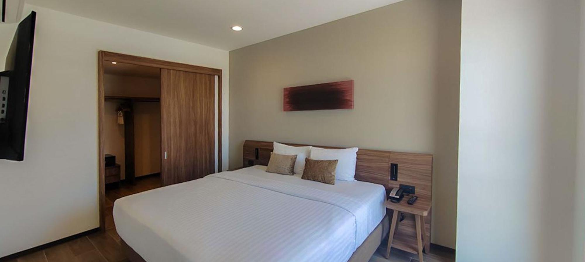 Fujitaya Queretaro Hotel Jurica Exterior photo A bedroom at the hotel